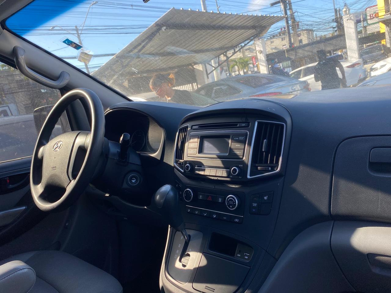 jeepetas y camionetas - HYUNDAI GRAND STAREX 2018 GRIS DESDE: RD$1,270,000 2