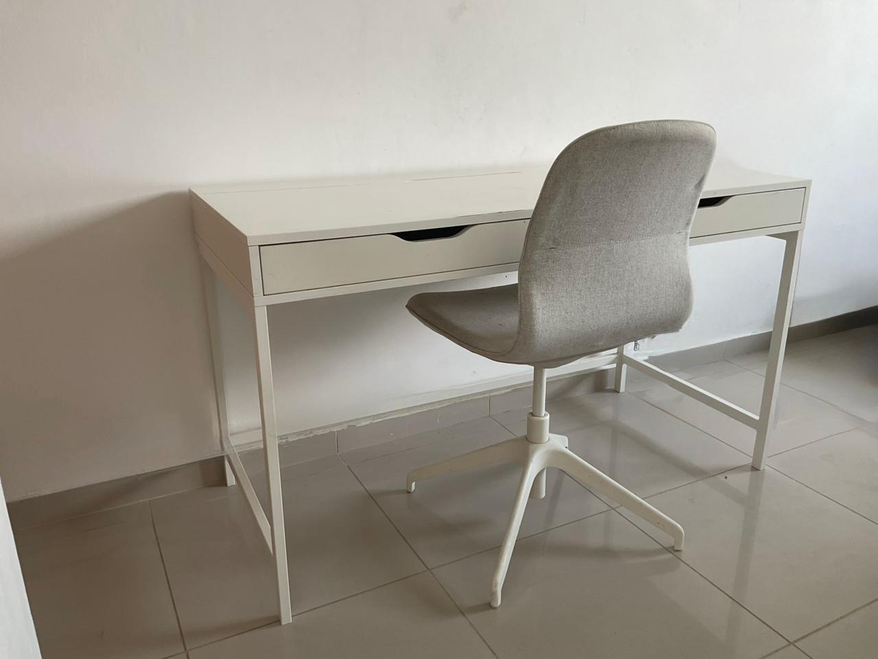 muebles y colchones - Escritorio blanco con silla incluída 1