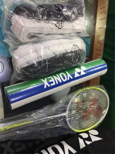 deportes - Yonex. Set de Bádminton. Raqueta, tubos de ganso, malla y bulto. 2
