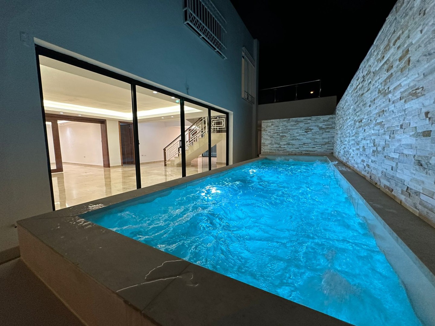 apartamentos - ALQUILO CASA EN BELLA VISTA CON  LINEA BLANCA

U$6,300 

- 370mst  1