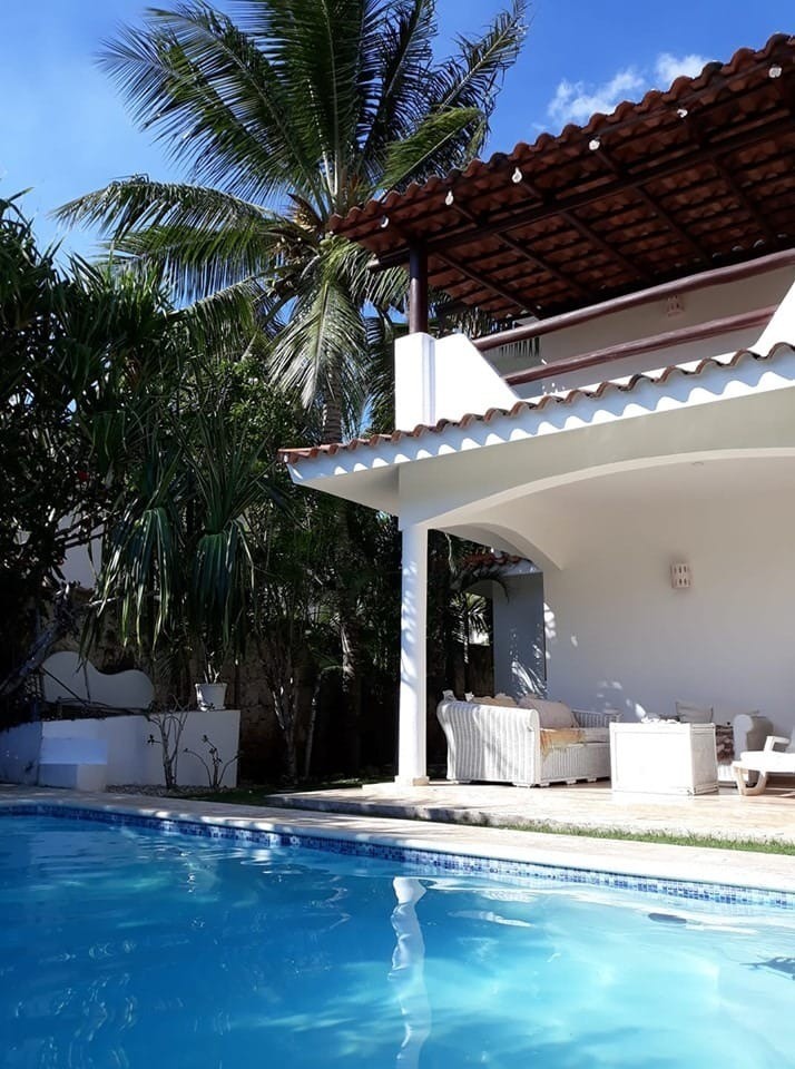 casas vacacionales y villas - Hermosa Villa de 2 niveles ubicada en Dominicus, a pocos pasos de la playa.
