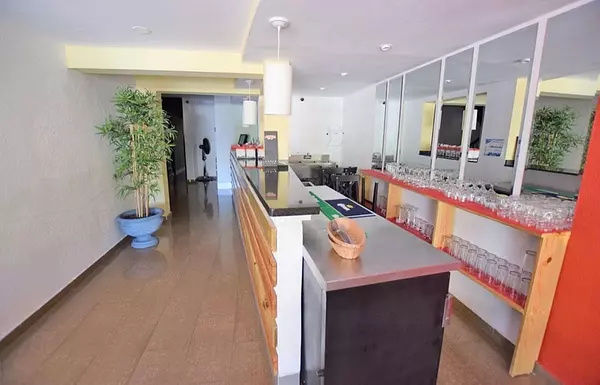oficinas y locales comerciales - Local amplio en Cacicazgos  5