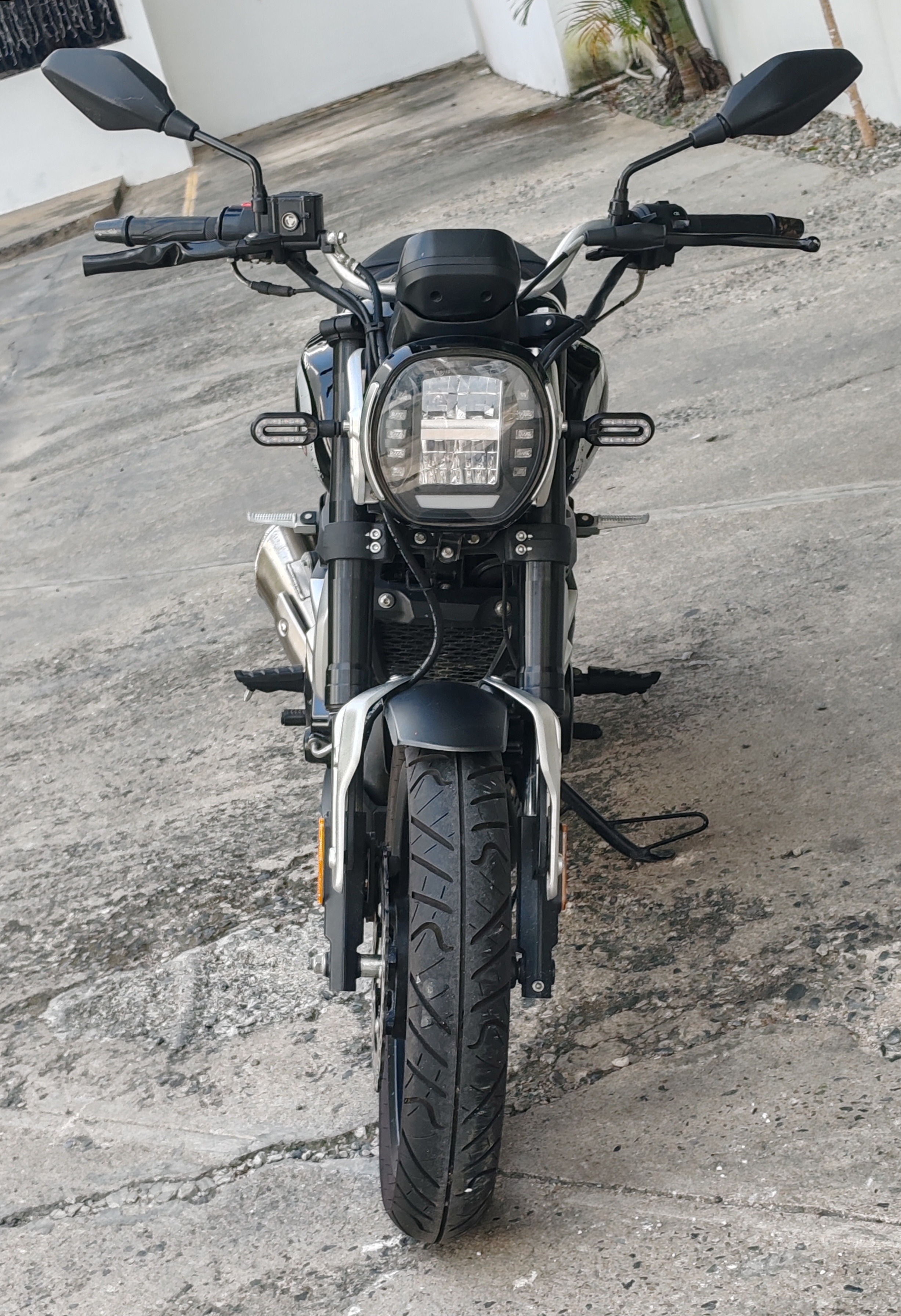 motores y pasolas - Loncin AC4 250C color negro Seminueva 3