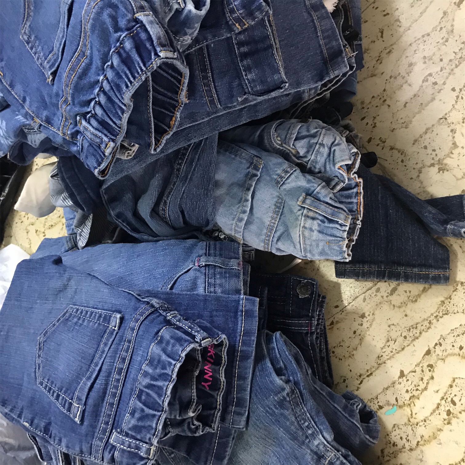Liquidación. 40 piezas de pantalones, y faldas jeans para niñas