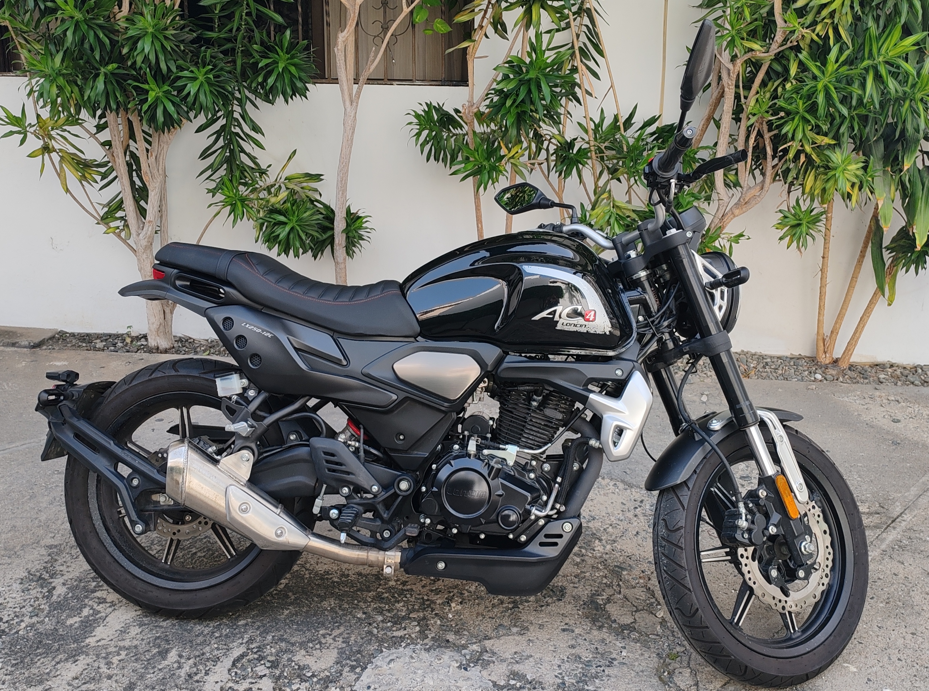 motores y pasolas - Loncin AC4 250C color negro Seminueva 4