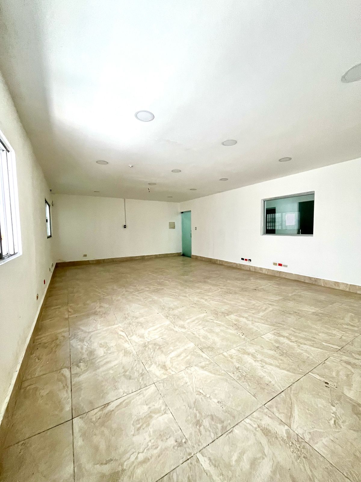 oficinas y locales comerciales - Alquilo local en Zona Universitaria 1er piso 