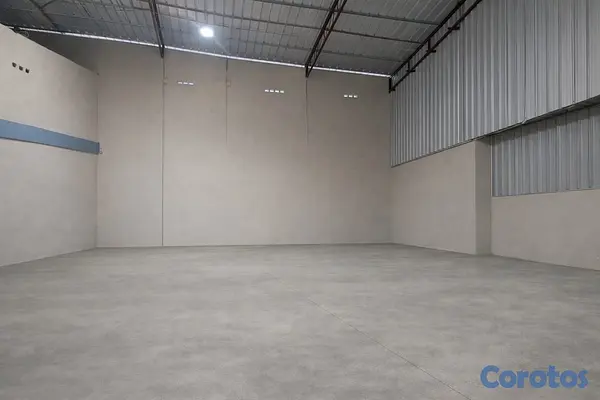 oficinas y locales comerciales - Nave Industrial con Panwles Solares Próximo al Merca Santo Domingo  2