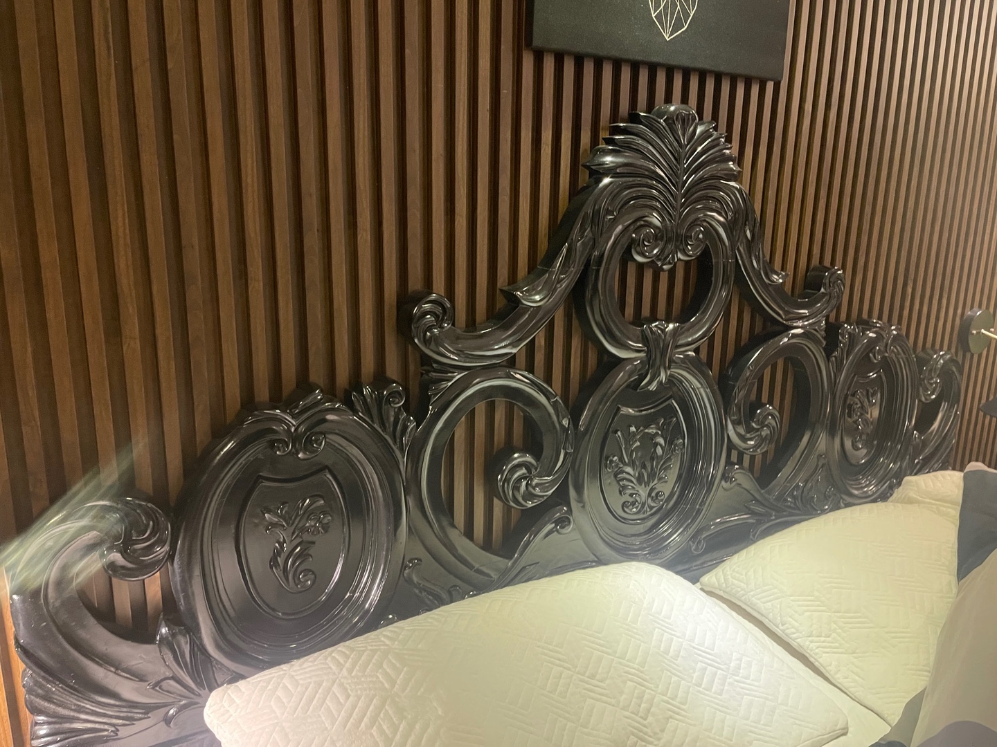 muebles y colchones - Espaldar para cama KING en caoba con 2 mesitas de noche RD$22000.00