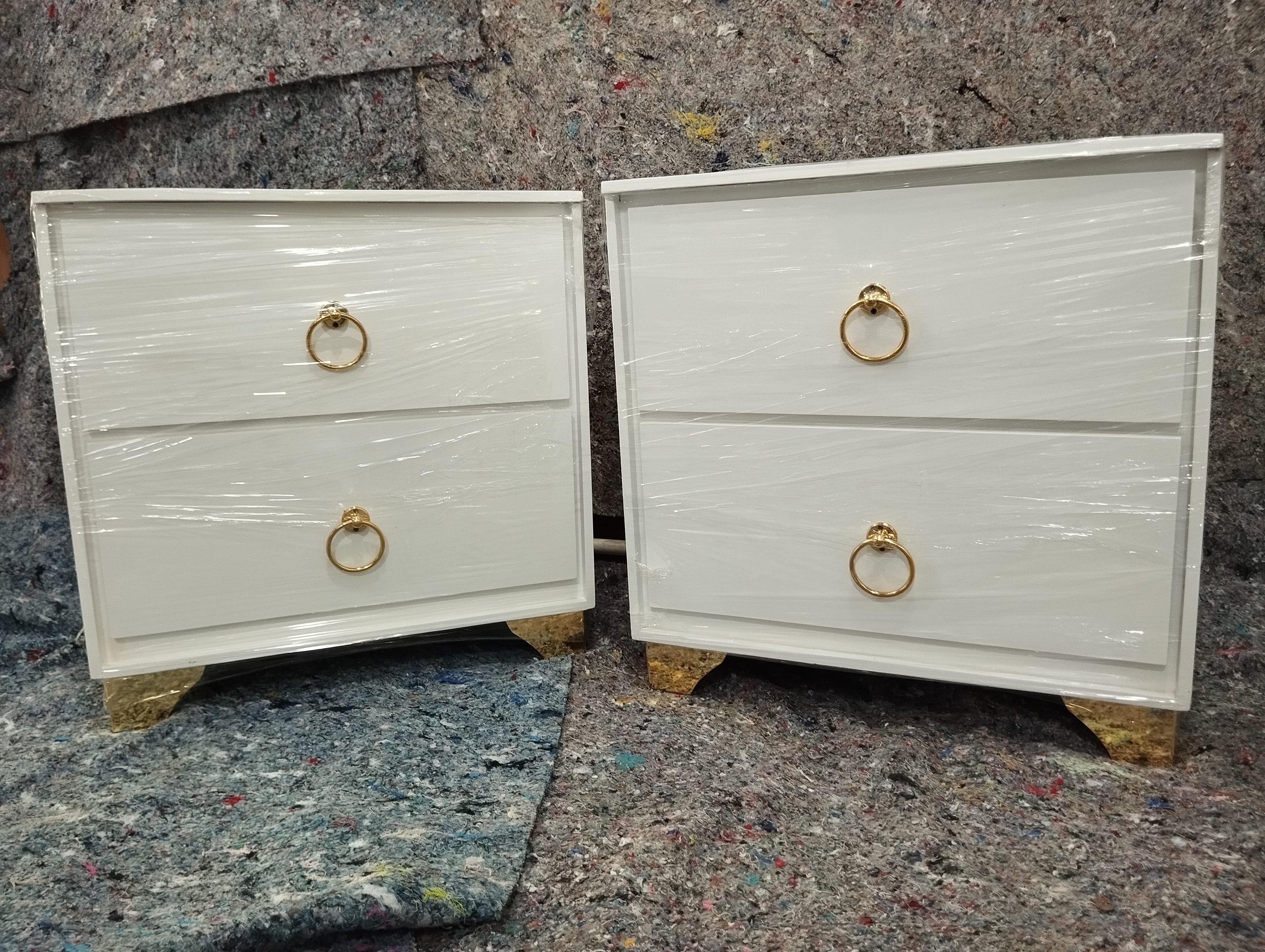 muebles y colchones - Mesas de noche en color blanco 🤍 con dorado 