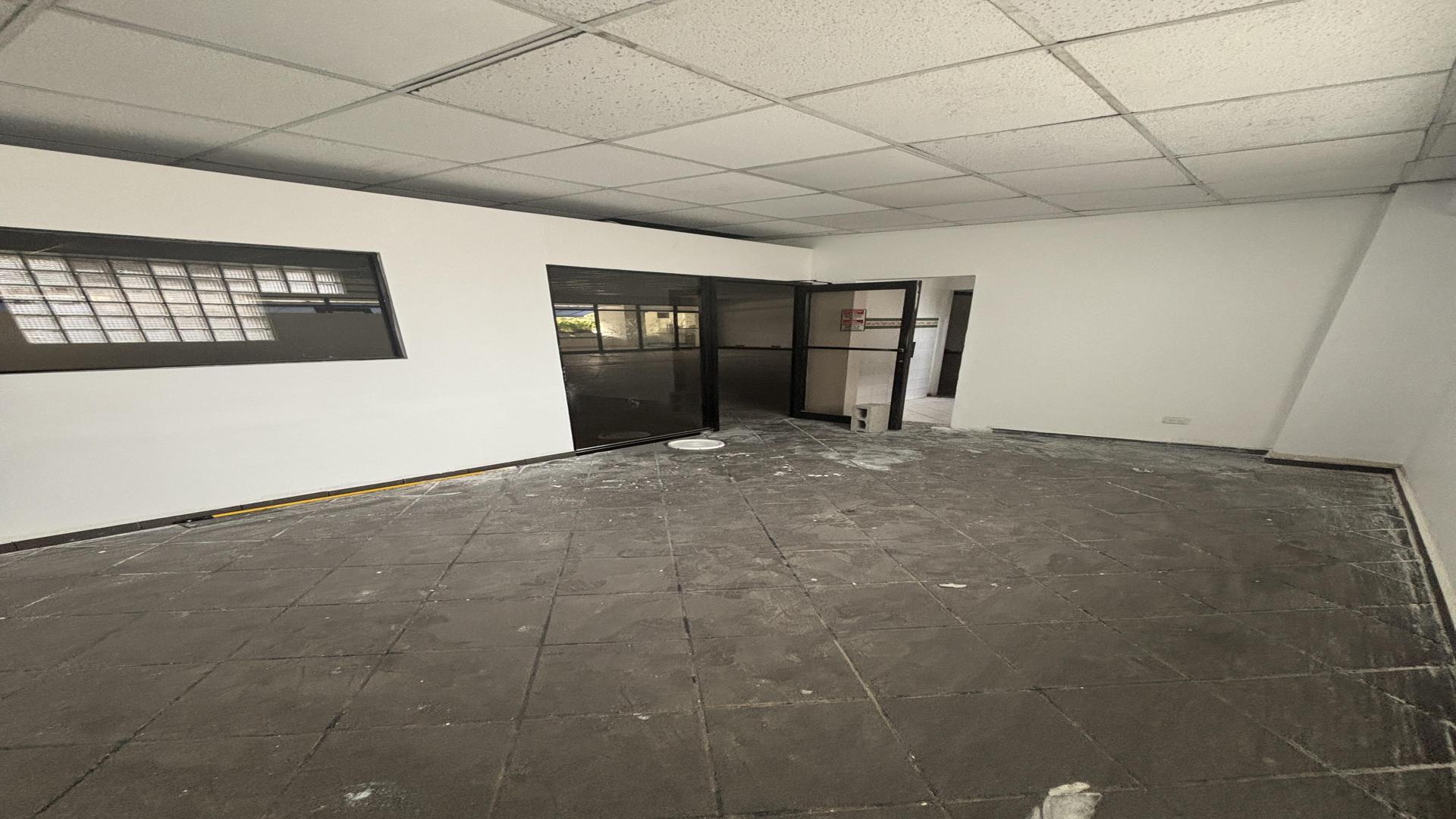 oficinas y locales comerciales - Alquiler Local Comercial Naco 2do piso 228Mts 2