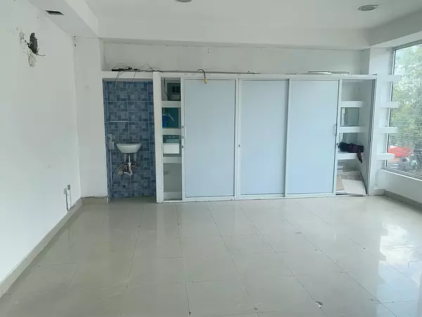 oficinas y locales comerciales - Local céntrico en los jardines 8