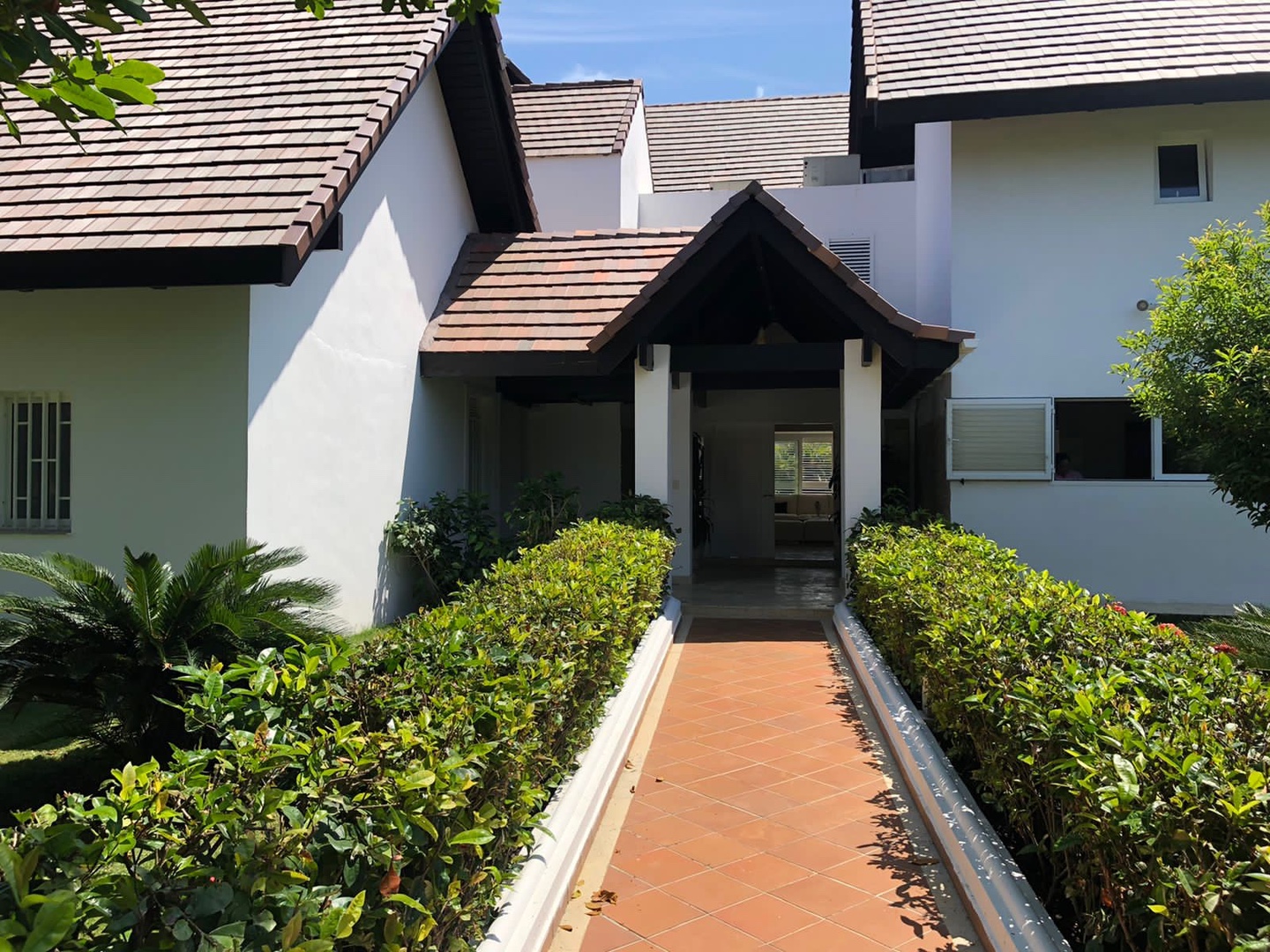 casas vacacionales y villas - Vendo villa en punta cana 2,200. Mts2. M.v 