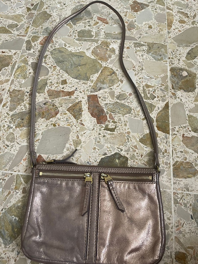 carteras y maletas - Cartera bandolera marca Fossil en piel, color bronce metálico