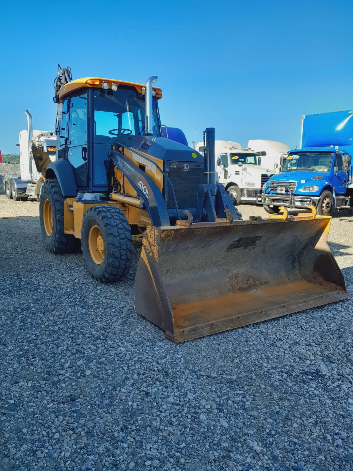 camiones y vehiculos pesados - JOHN DEERE 410L AÑO 2018