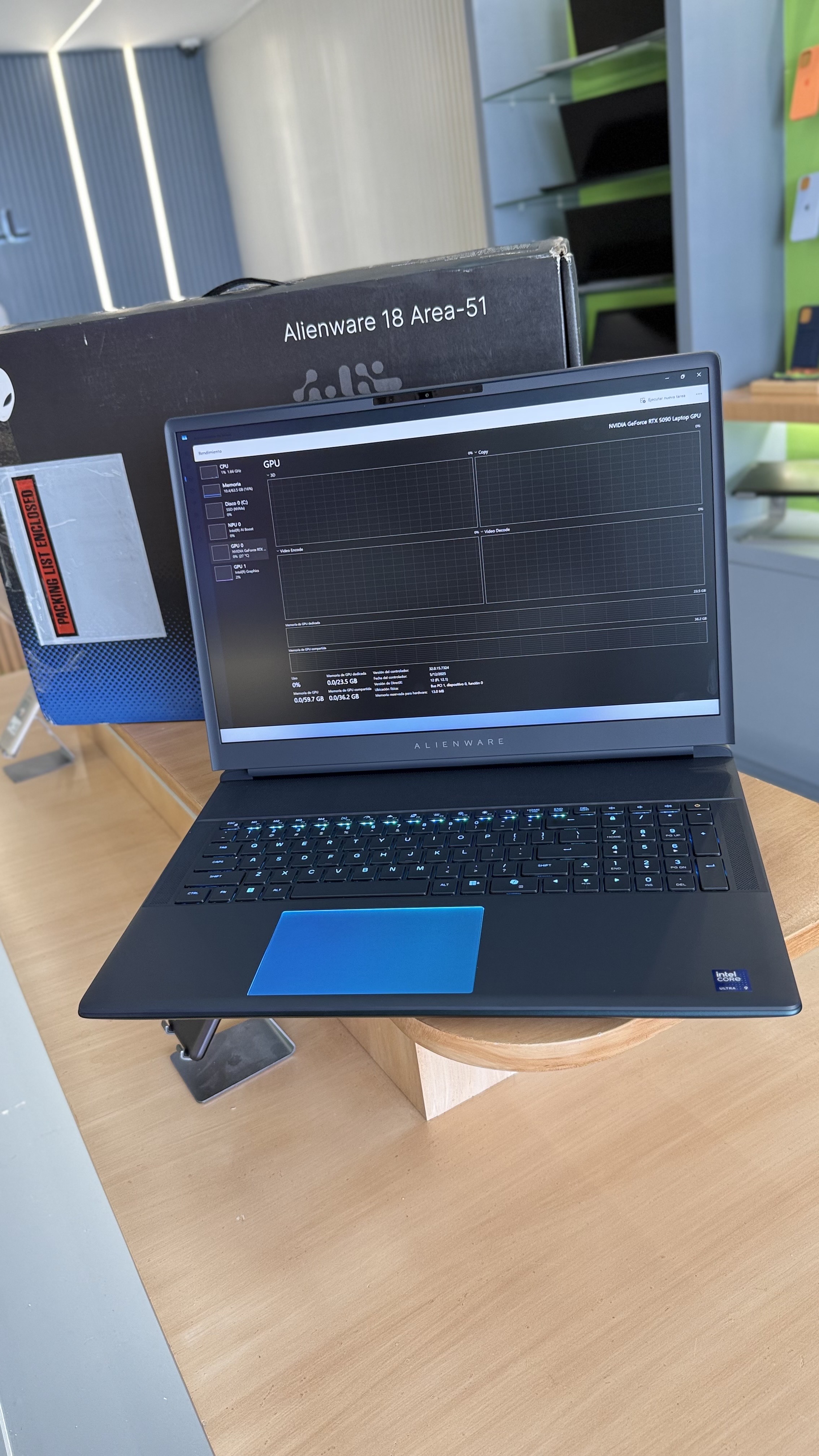 computadoras y laptops - Laptop Alienware 18 Area 51 Rtx5090 Intel core ultra 9 64 gb de ram 2tb ssd  1