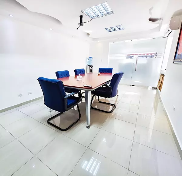 oficinas y locales comerciales - Local céntrico y amplio  9