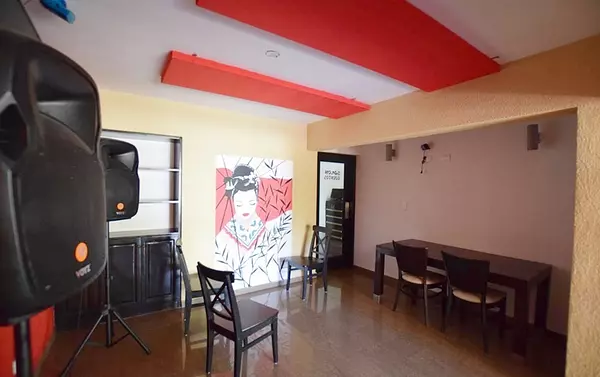oficinas y locales comerciales - Local amplio en Cacicazgos  8