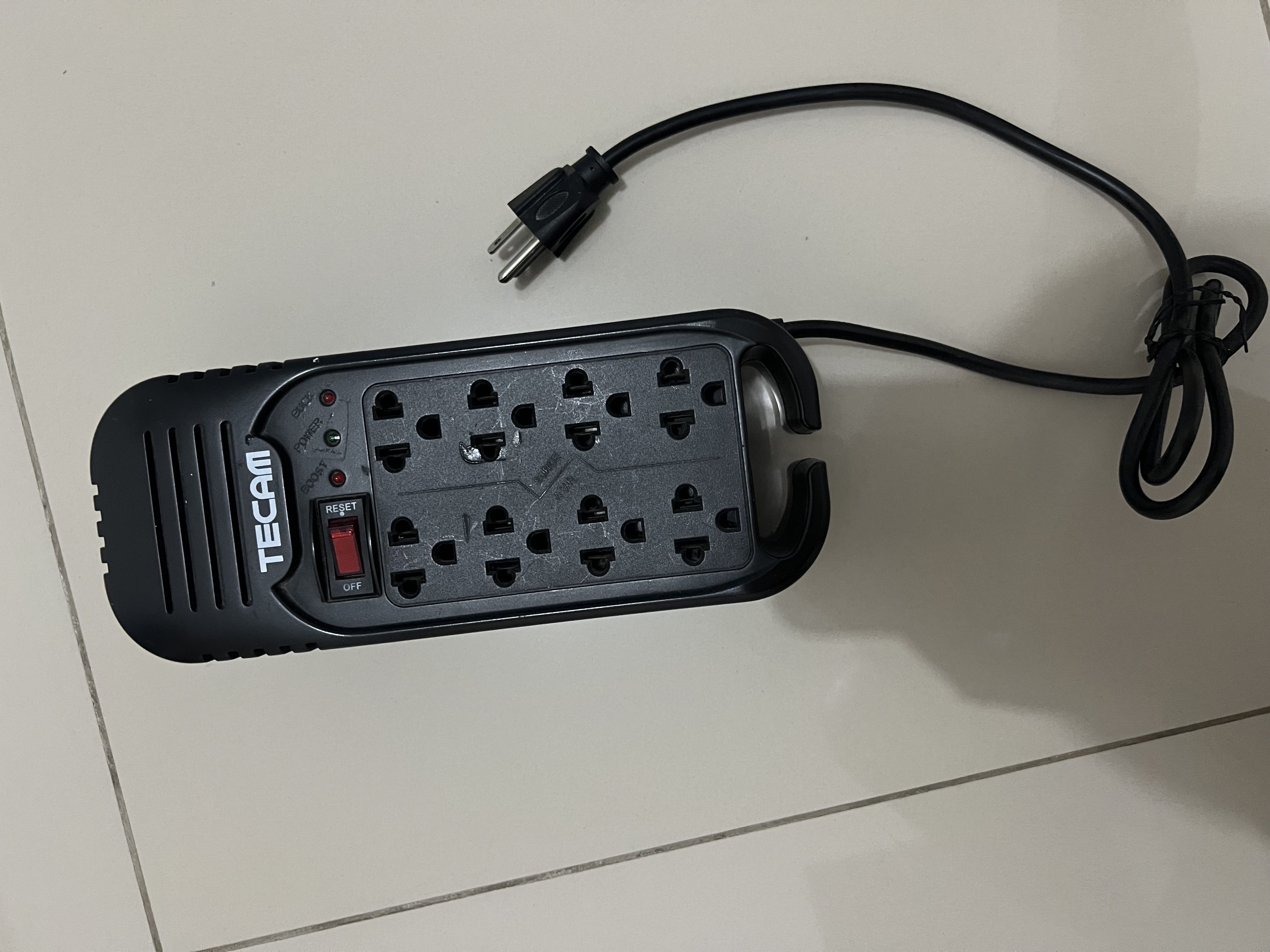 accesorios para electronica - regulador de voltaje y proyector de corriente

