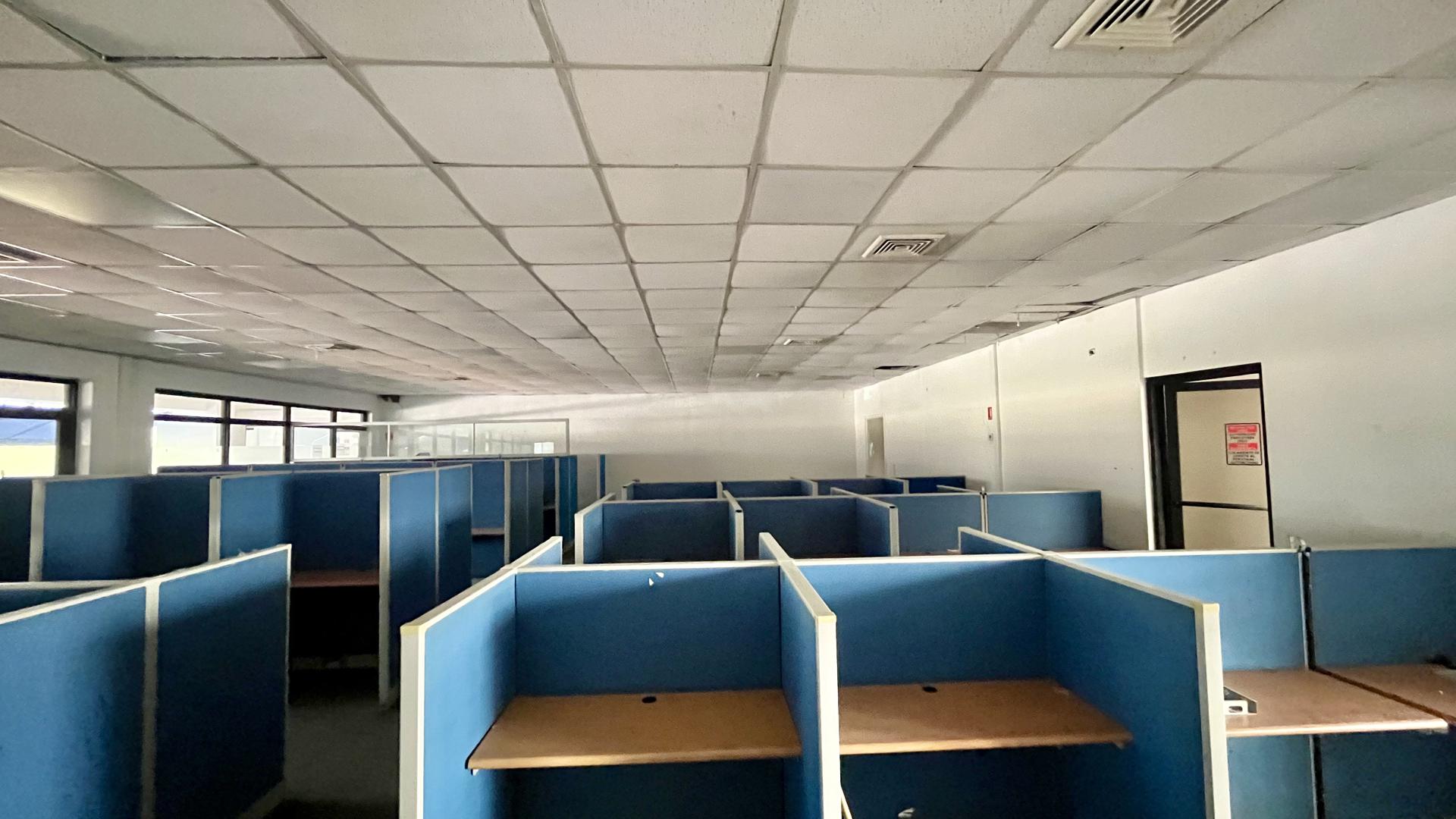 oficinas y locales comerciales - Oficina en alquiler en reconocida plaza del ensanche Naco 2