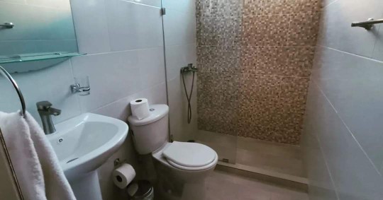 apartamentos - Airbnb AMUEBLADO 1er nivel por temporada cortas o largas ubicado dorado 1ro 8