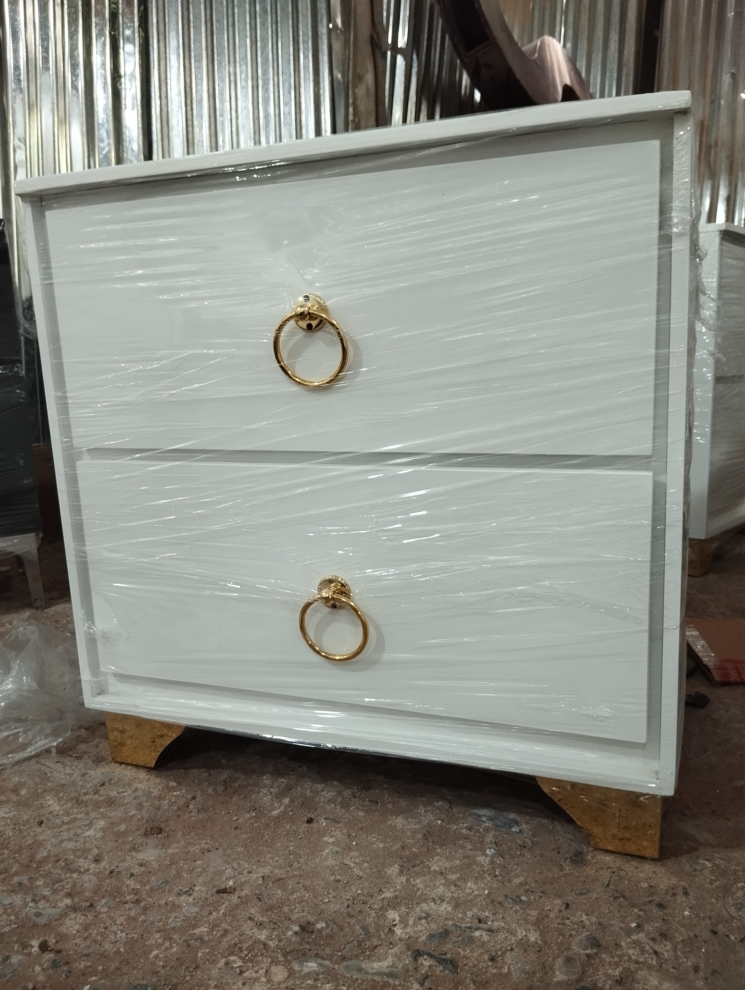 muebles y colchones - Mesas de noche en color blanco 🤍 con dorado  2