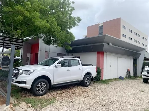 oficinas y locales comerciales - Local con amplio solar 8