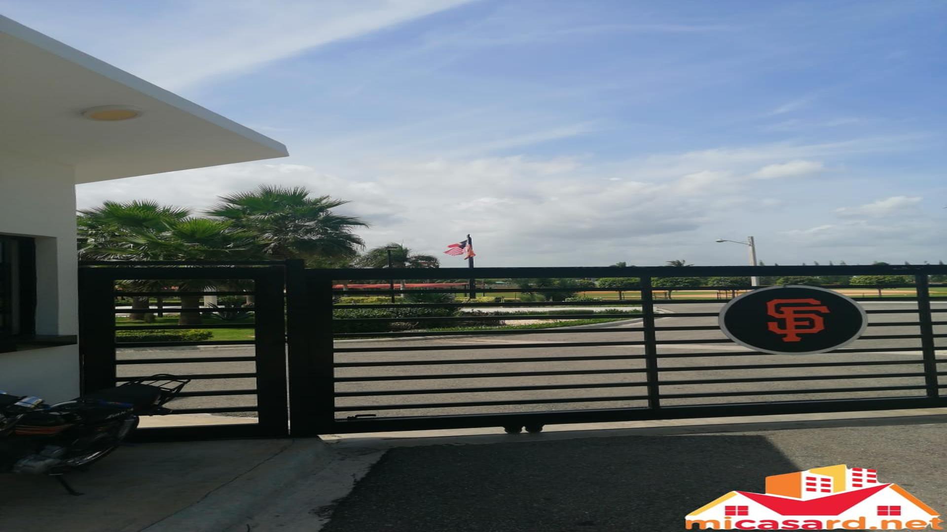solares y terrenos - Solar Residencial de 96,500 metros en Boca Chica 4