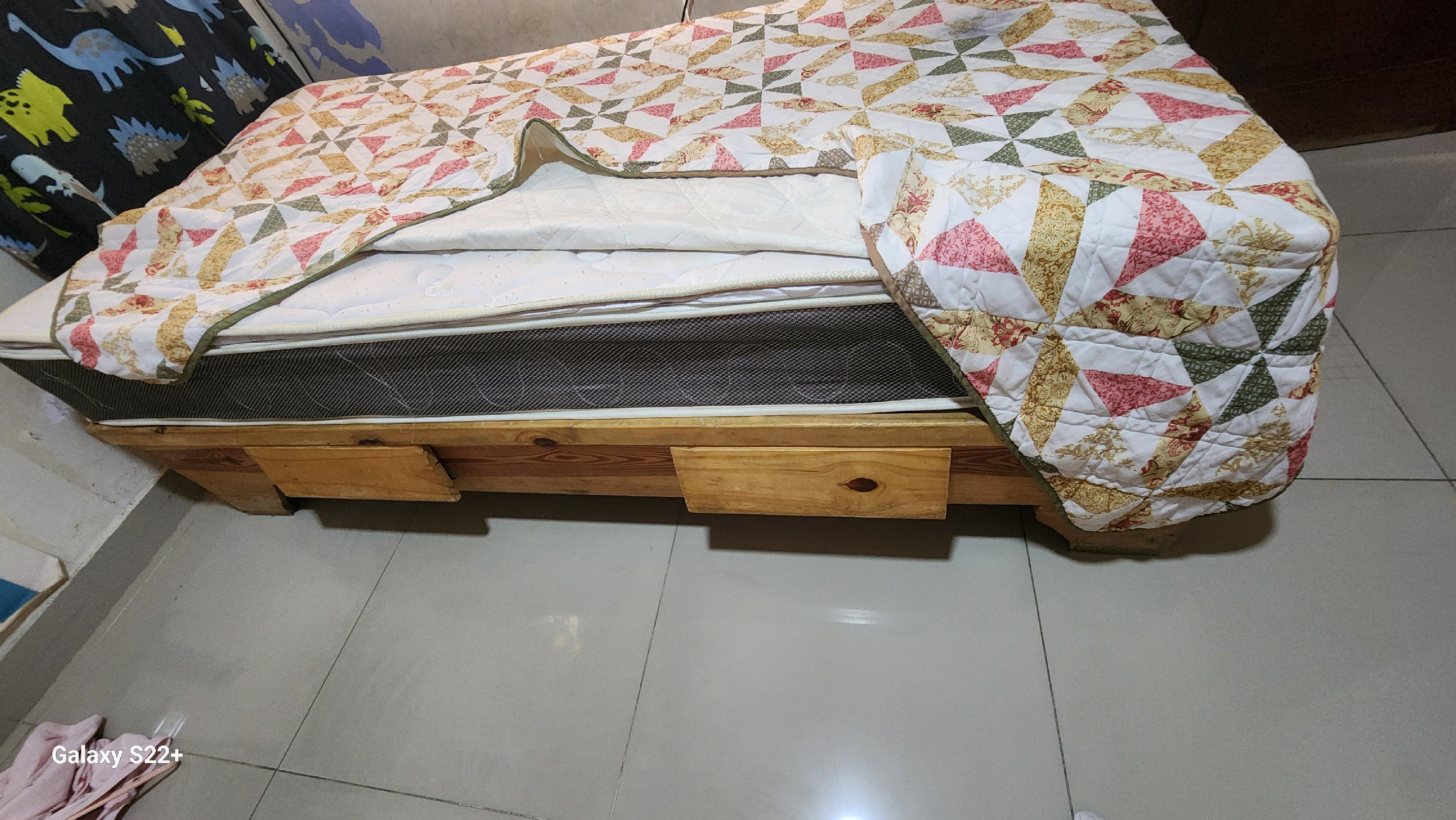 muebles y colchones - Vendo base y colchón twin 73x38, en buenas condiciones.  5