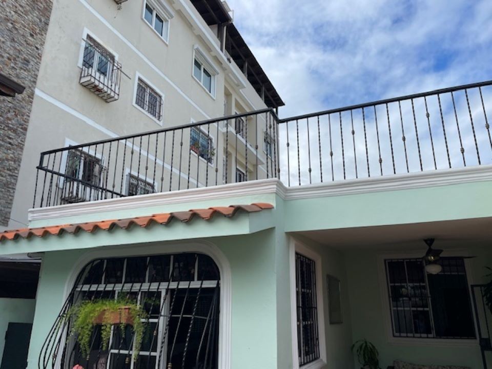 casas - Se vende casa en Jardines Del Sur 
RD$12,500,000
3 HAB
300MST
 2