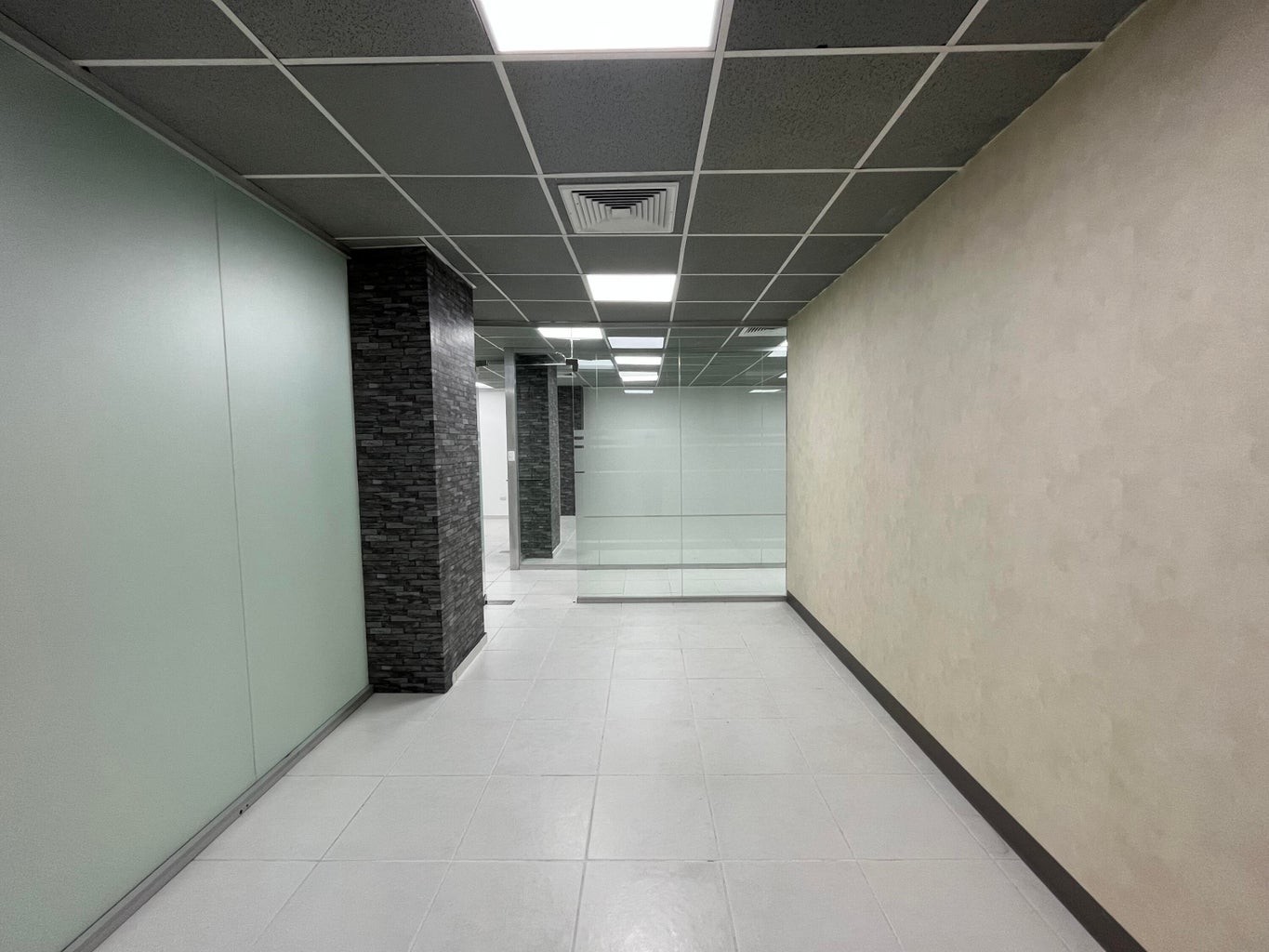 oficinas y locales comerciales - Oficina en segundo piso con hermosos acabados