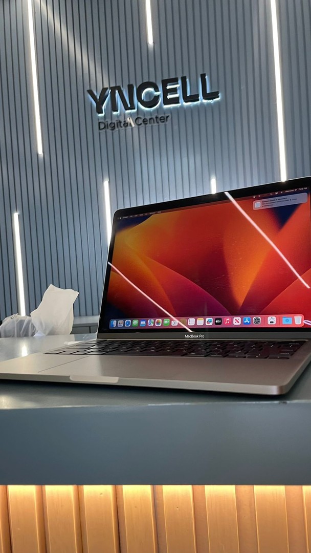 computadoras y laptops - MacBook Pro 2020 13 pulgada i5 8Gb de RAM 256Gb SSD