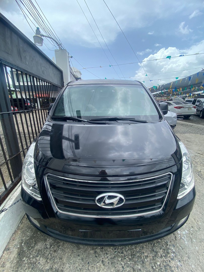 jeepetas y camionetas - HYUNDAI GRAND STAREX 2020 NEGRADESDE: RD$ 1,750.000