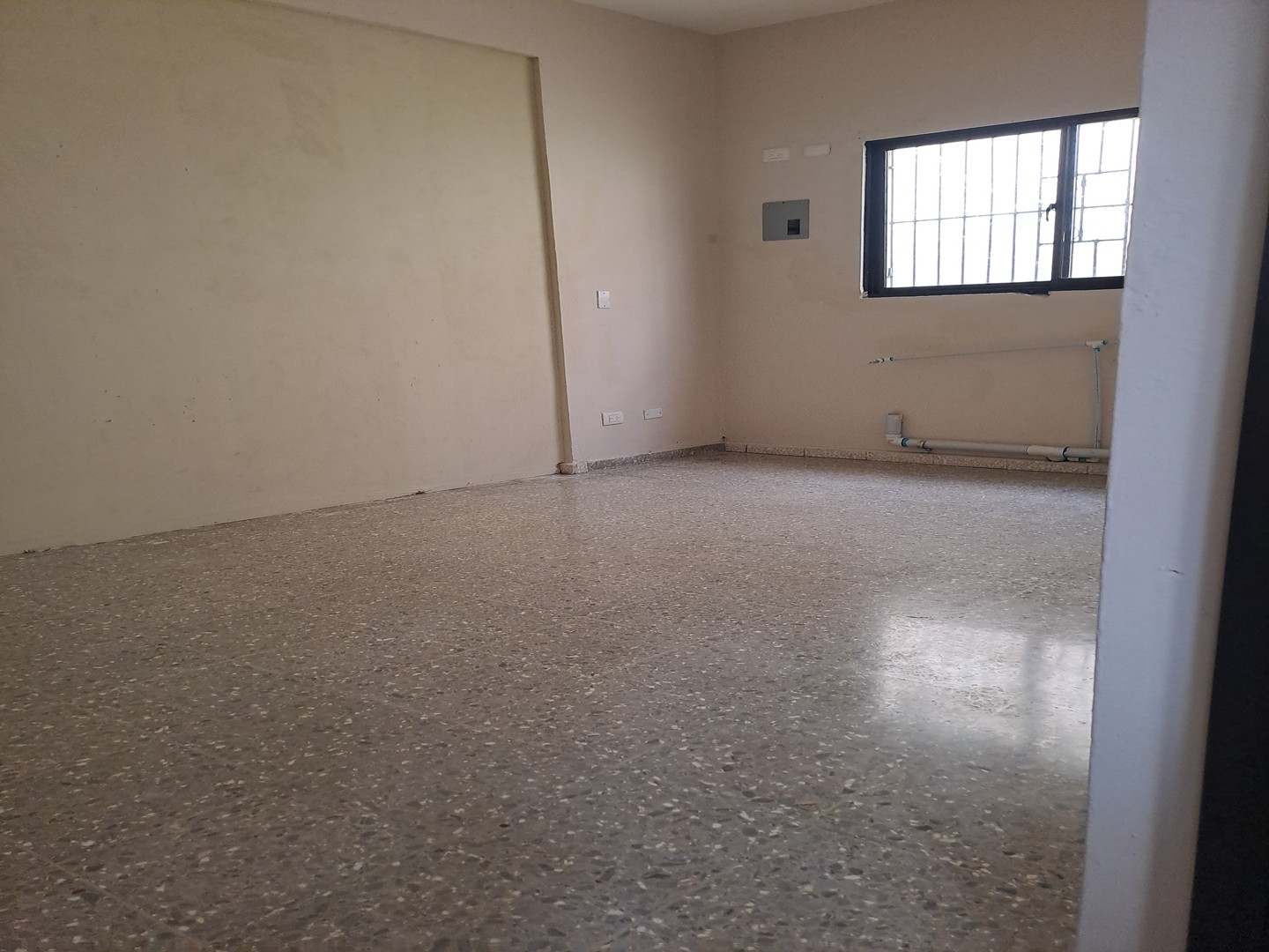 oficinas y locales comerciales - Alquilo local 1er piso 16 mts en  Don Bosco  2