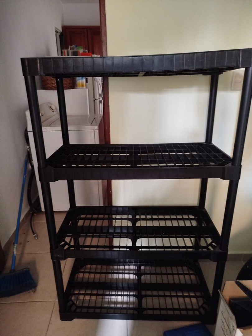 muebles y colchones - Estante o rack de cuatro niveles, de plastico muy resistente, color negro. 