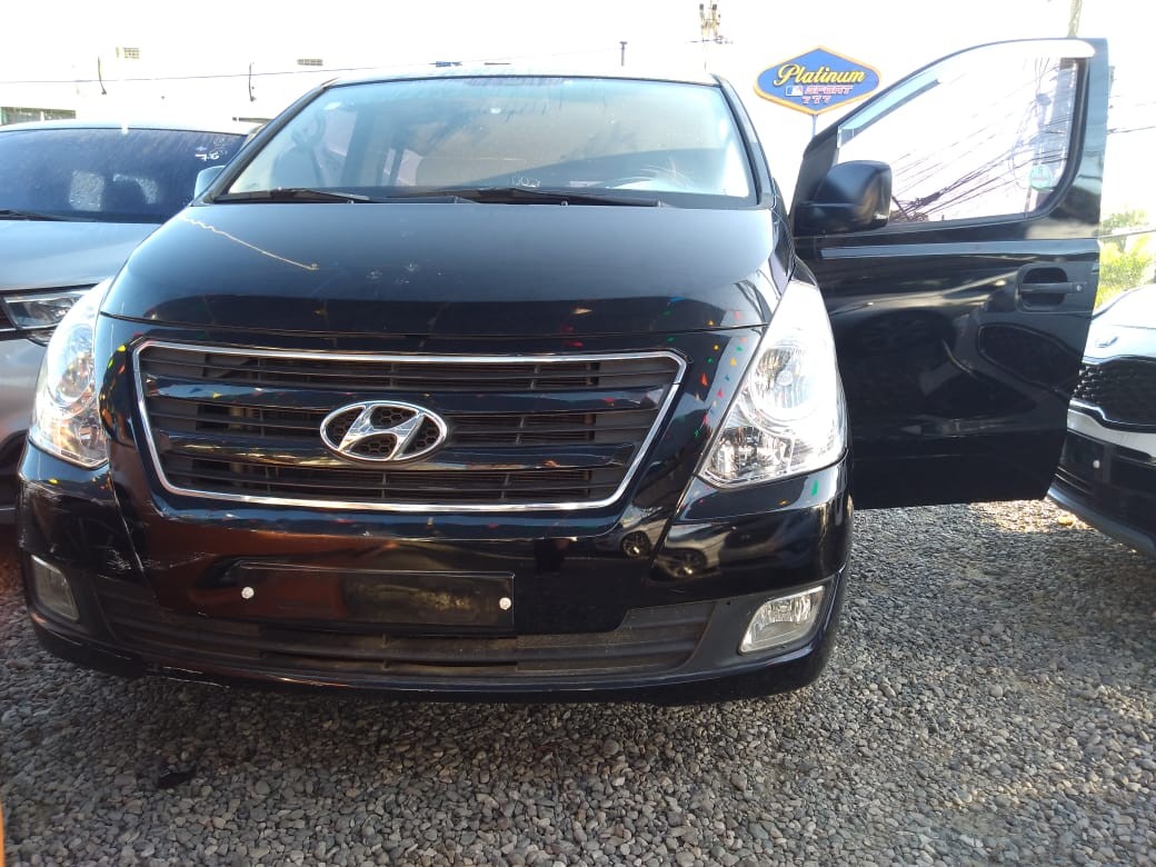 jeepetas y camionetas - HYUNDAI GRAND STAREX 2017 NEGRA 2