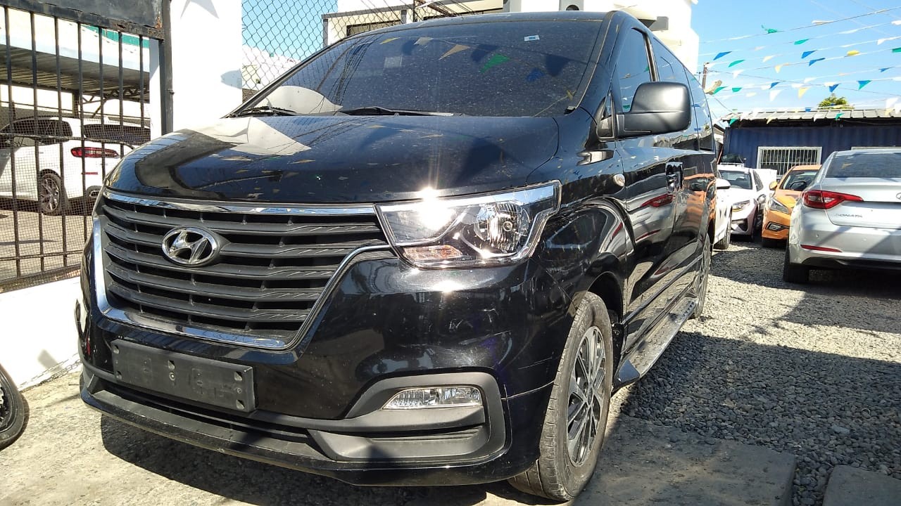 jeepetas y camionetas - HYUNDAI GRAND STAREX 2020 NEGRADESDE: RD$ 1,750.100