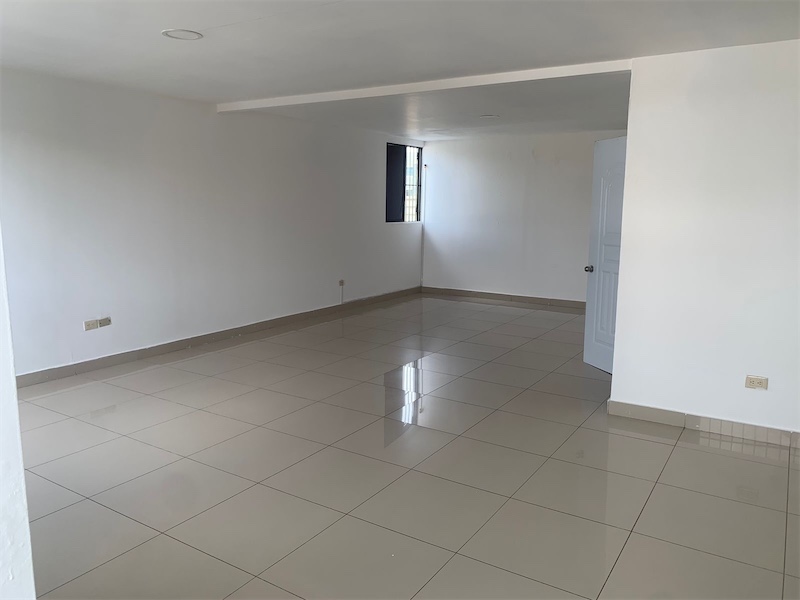 oficinas y locales comerciales - Amplia propiedad esquinera 5