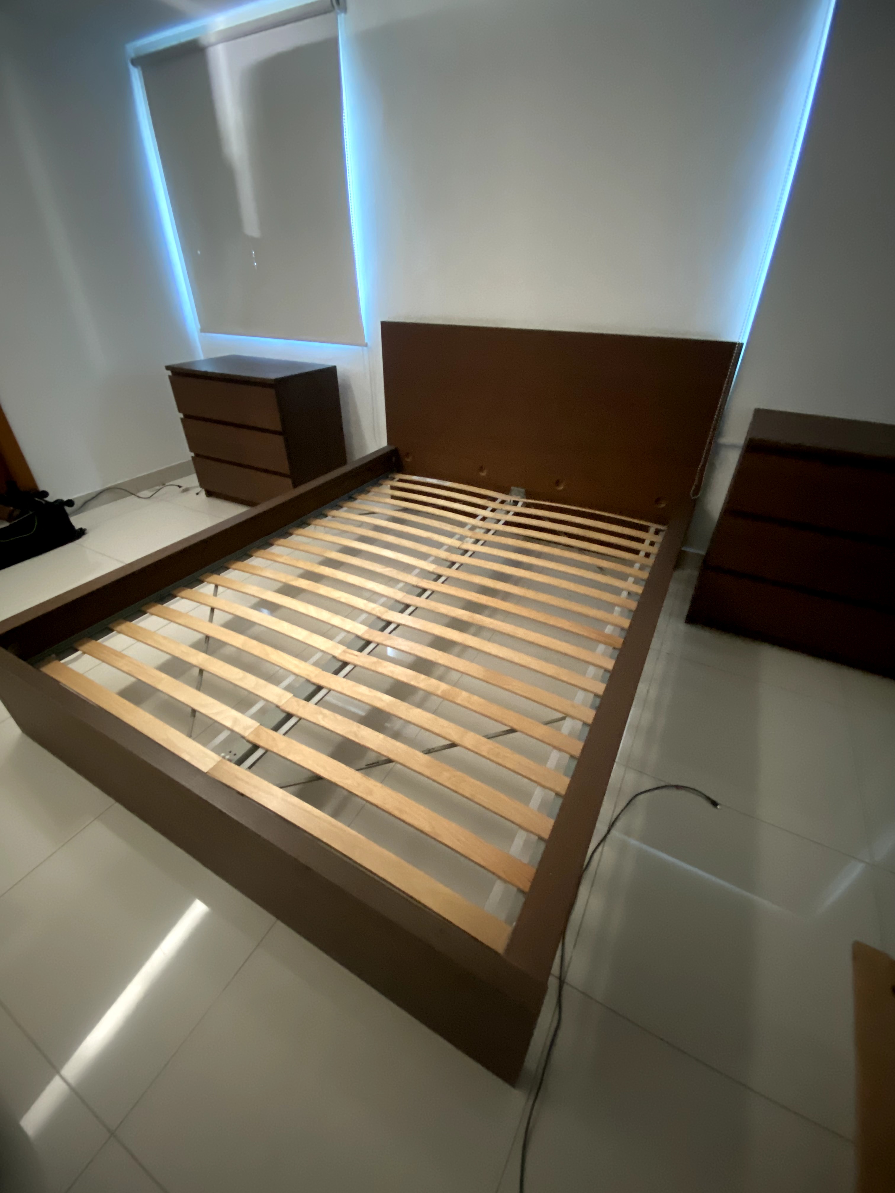 muebles y colchones - Cama IKEA queen MALM y 2 Gaveteros STORKLINTA 1