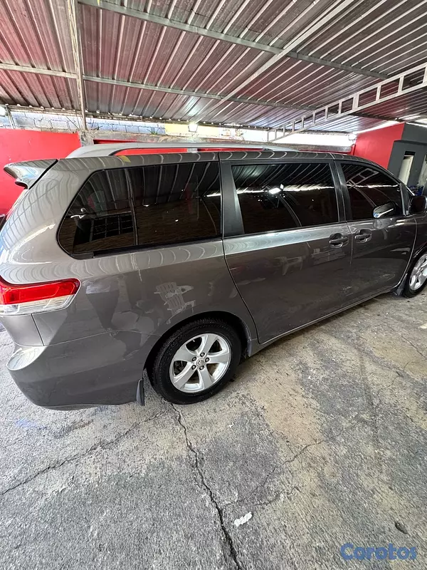 otros vehiculos - Toyota Sienna LE 2011 3