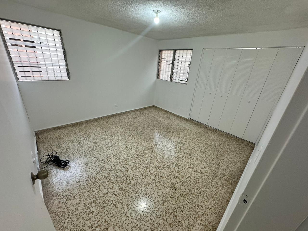 apartamentos - Alquiló piantini segundo nivel dos hab baño parqueo balcón servicio  6