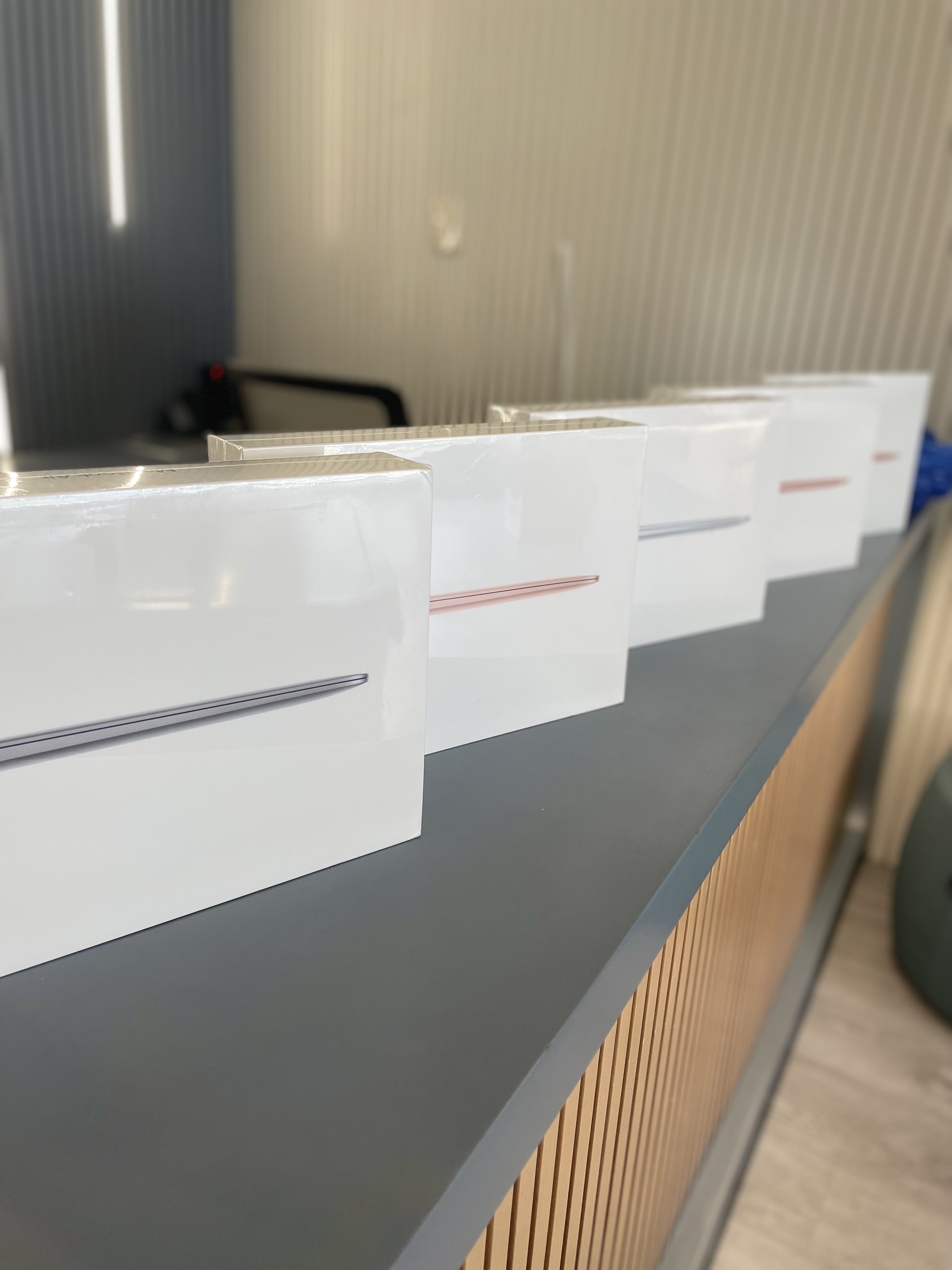 computadoras y laptops - MACBOOK AIR M1 13 PULGADA 8Gb DE RAM 256Gb SSD 1
