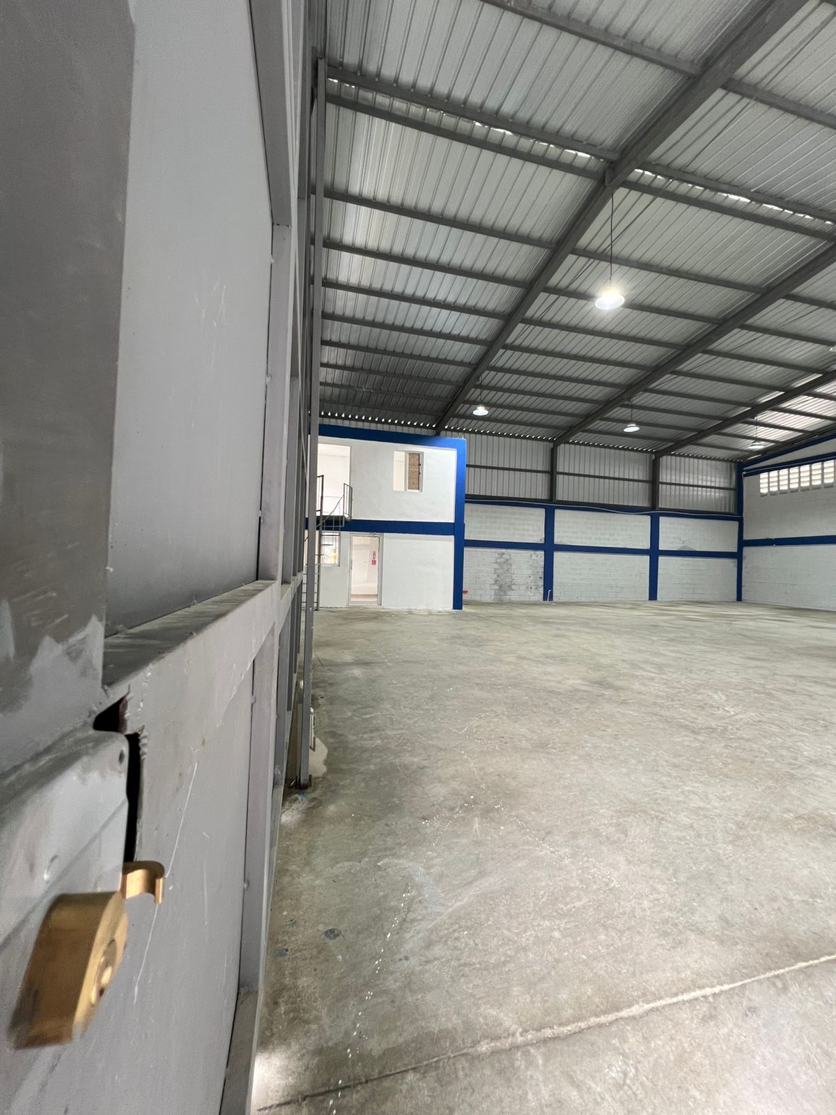 oficinas y locales comerciales - Alquilo Nave 480 metros en Villa Aura 0