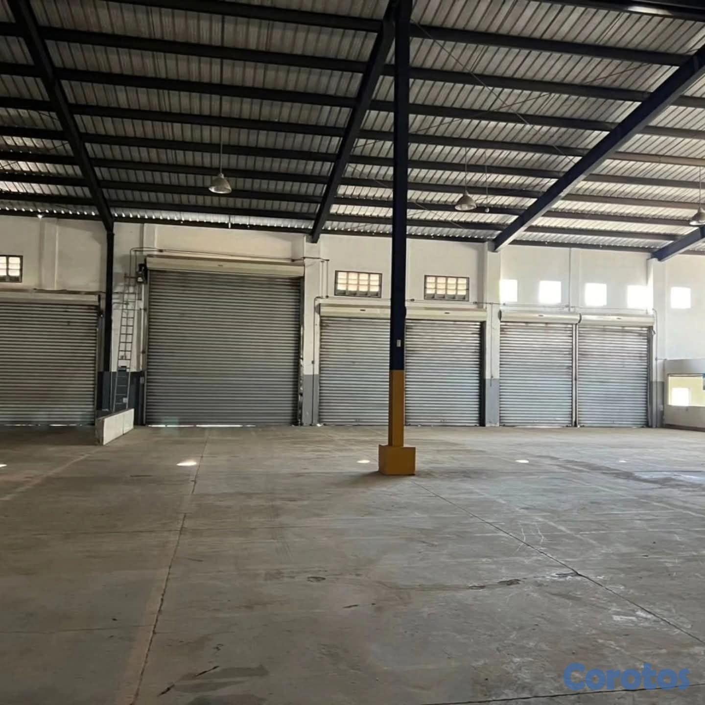 oficinas y locales comerciales - rento nave comercial en la 27 de febrero las colinas santiago  1