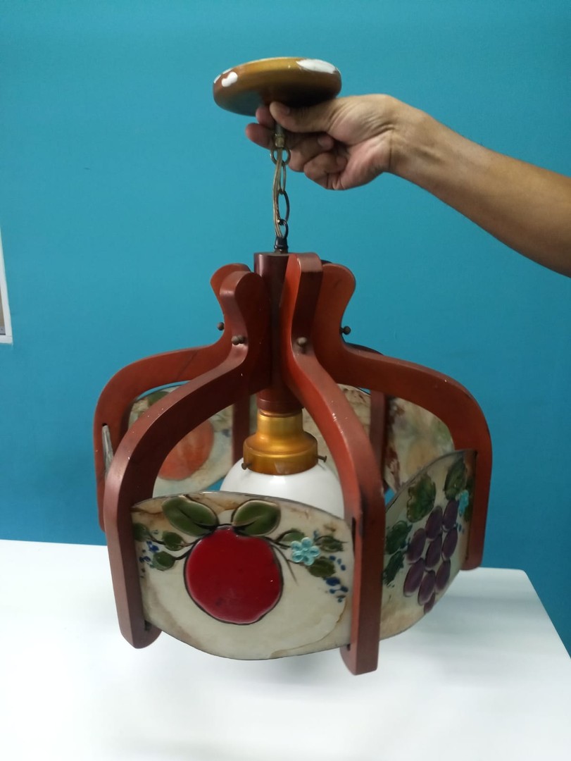 decoración y accesorios - RD$4,000.00

LAMPARA VITRAL EN CAOBA
