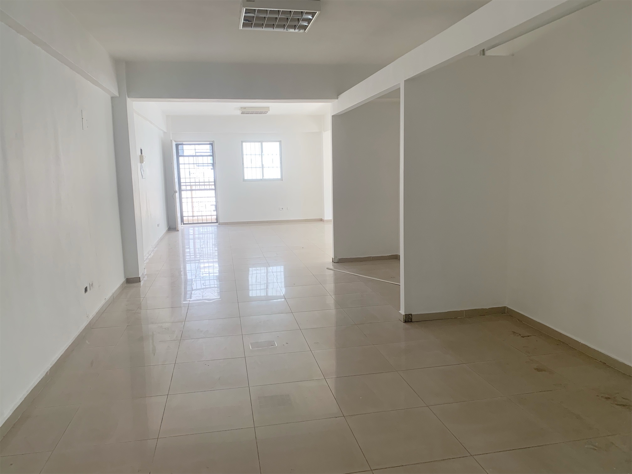 oficinas y locales comerciales - Local bella vista 160m 1400 usd 3