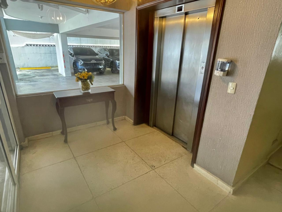 apartamentos - Apartamento en Venta en Evaristo Morales 3H, 3.5 B,2P, 4to Nivel 1