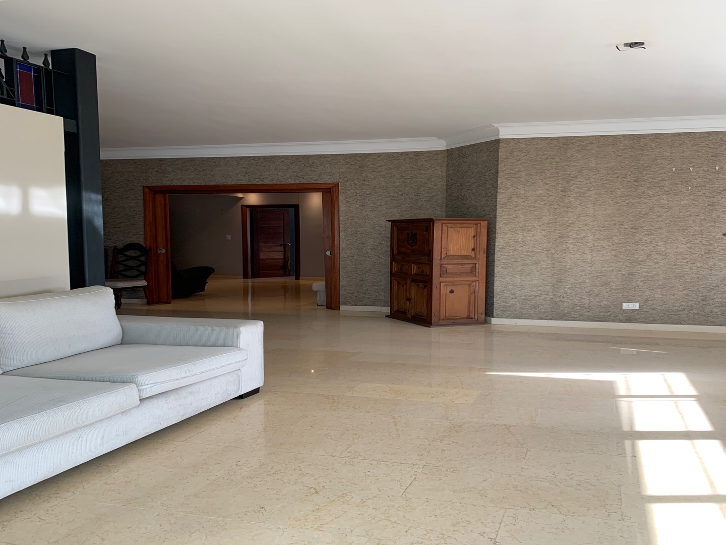 apartamentos - 
vendo apto en Naco 
245. Mt2. 
3ro 
3 habitaciones 
3.5 baños 
Balcon 
Us$335 