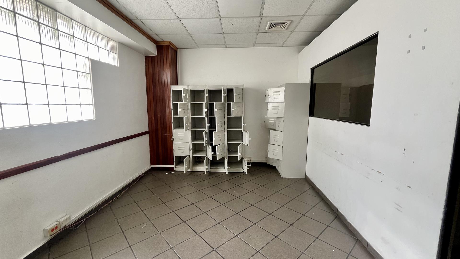 oficinas y locales comerciales - Oficina en alquiler en reconocida plaza del ensanche Naco 6