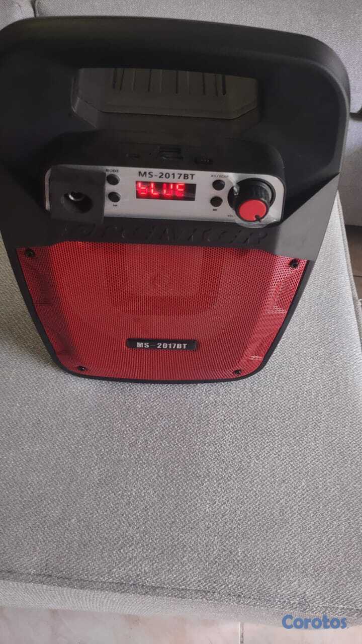 otros electronicos - Bocina recargable nueva Bluetooth en su caja  3