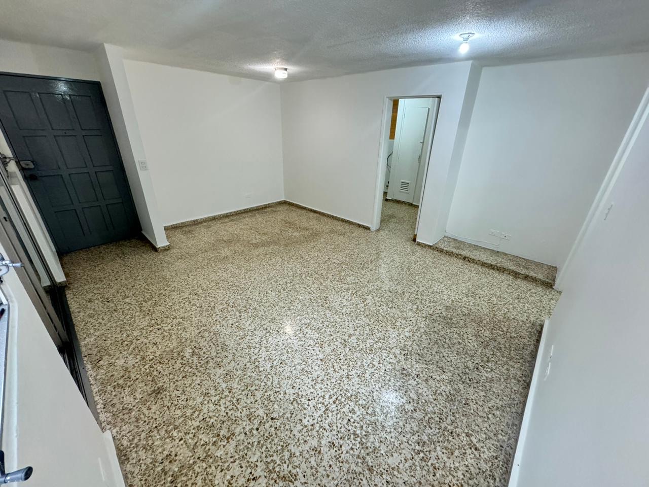 apartamentos - Alquiló piantini segundo nivel dos hab baño parqueo balcón servicio  3